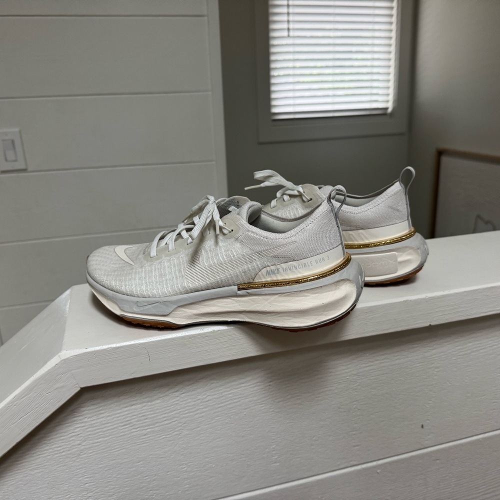 Nike Women's invincible 3